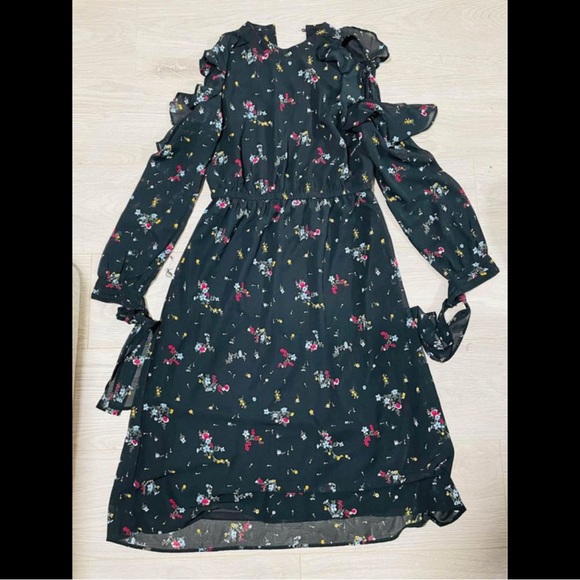 Rare black knee dress, good for outing and dinners - Picture 2 of 5